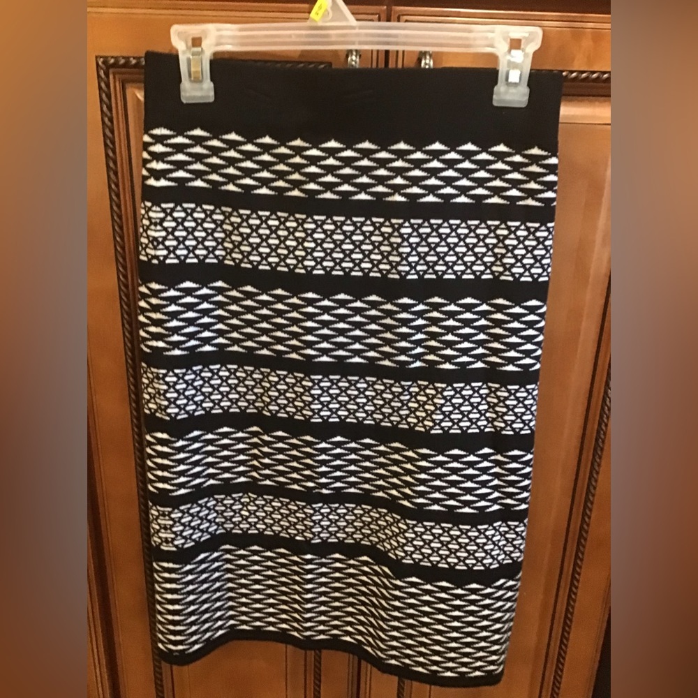Cato sweater knee length skirt size medium black and white ladies nwt